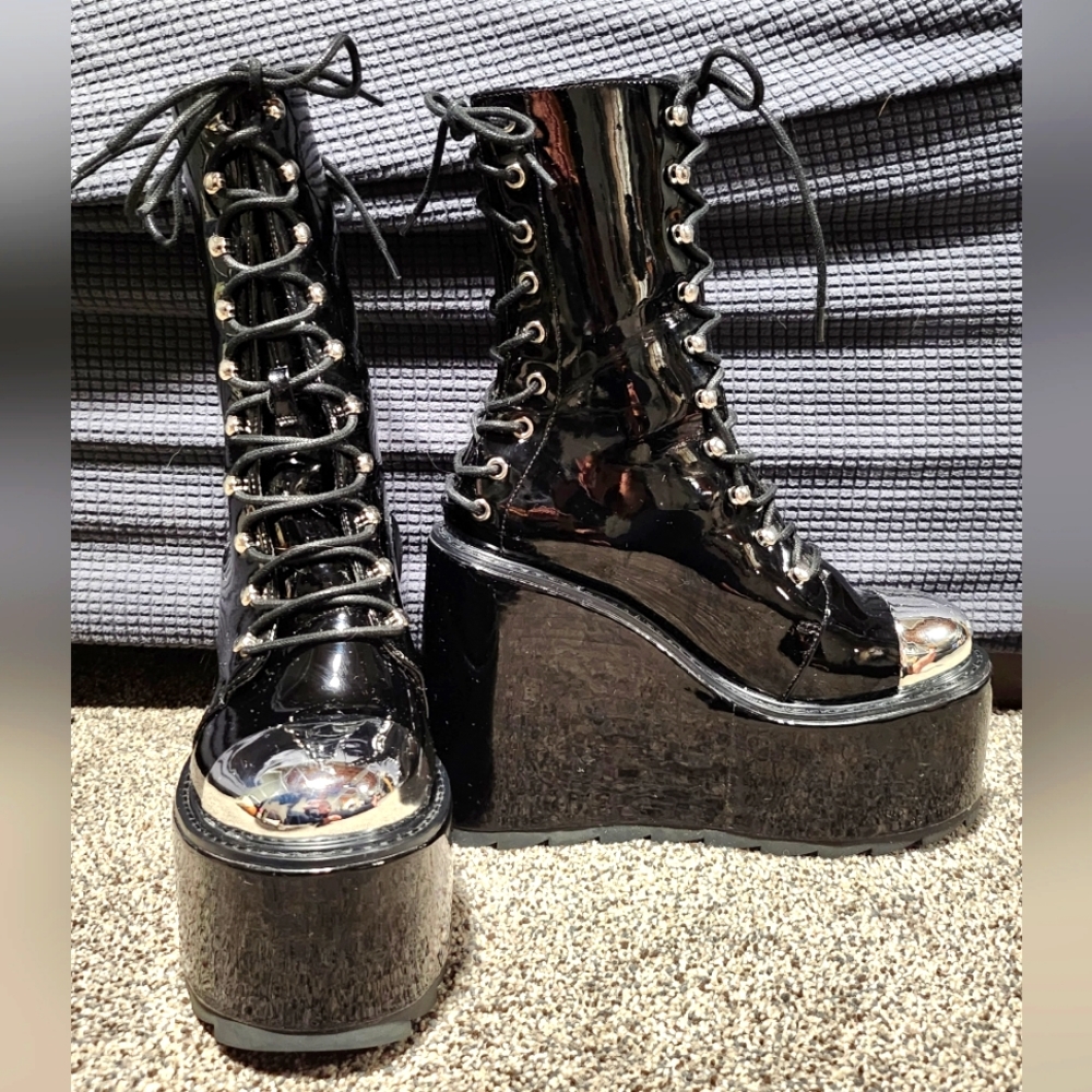 Fan All Flames "Heavy Metal Boot"